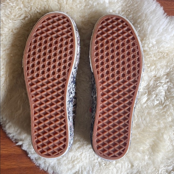 Vans - Picture 3 of 5